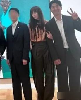 47歲元斌與妻子現(xiàn)身美術(shù)館