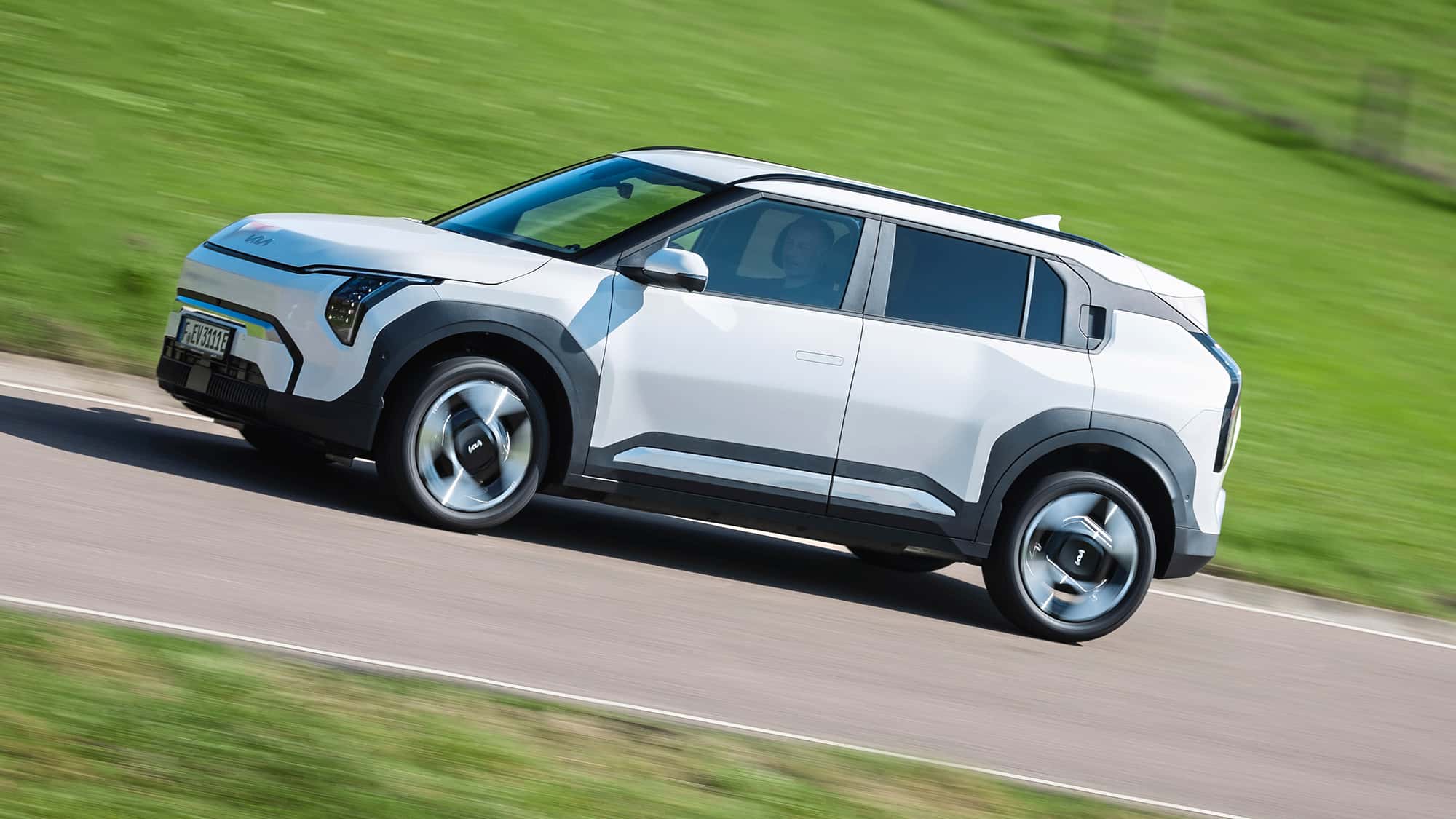 緊湊級電動車大戰!起亞新秀能否成為性價比之王?