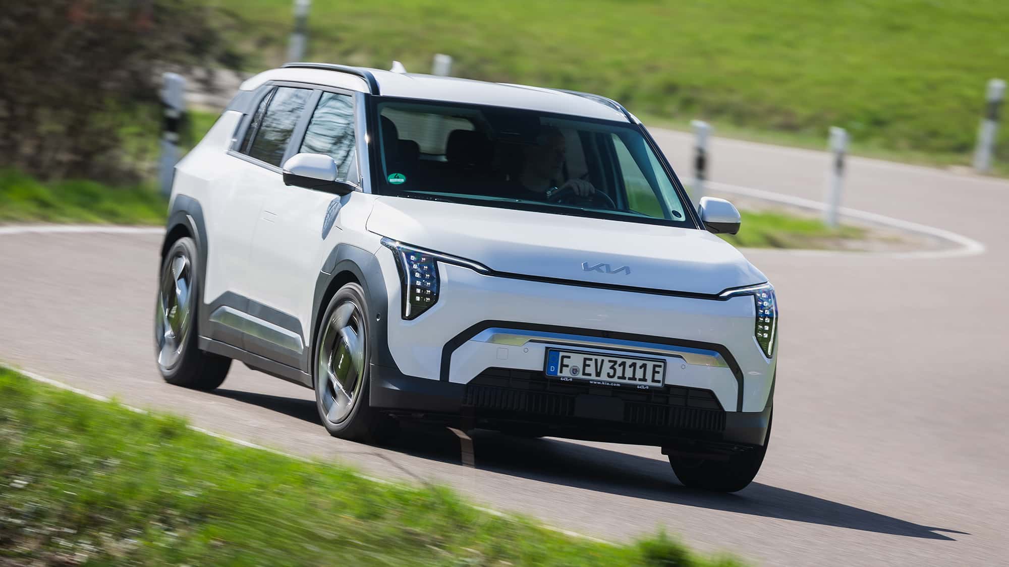 緊湊級電動車大戰!起亞新秀能否成為性價比之王?