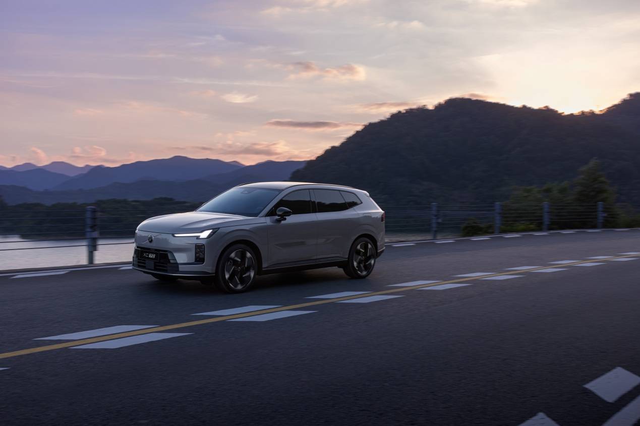 沃爾沃XC70技術破局:三電機混動與實用智能的豪華突圍