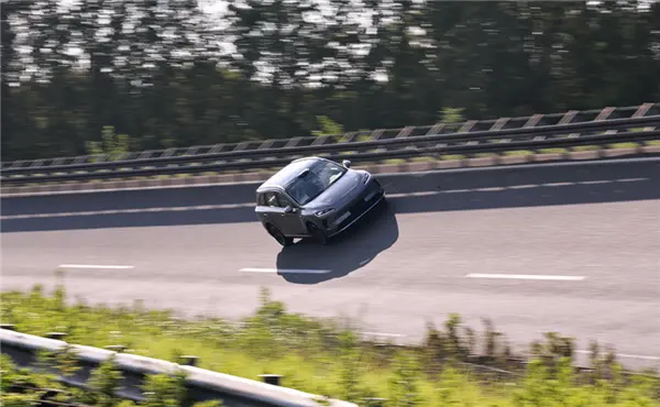 最親民的鴻蒙智行來了,上汽集團總裁賈健旭帶華為余承東試駕尚界H5 最親民的鴻蒙智行來了!上汽集團總裁賈健旭帶華為余承東試駕尚界H5