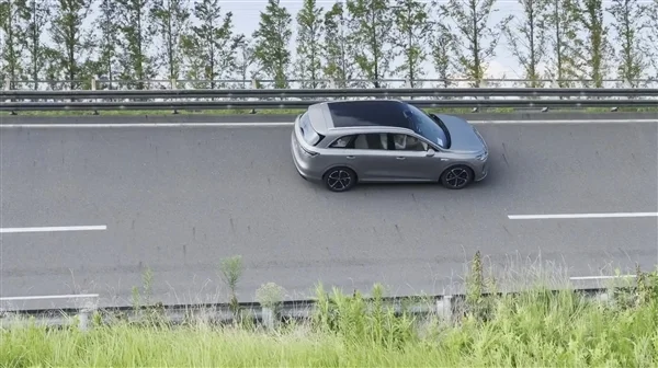 最親民的鴻蒙智行來了,上汽集團總裁賈健旭帶華為余承東試駕尚界H5 最親民的鴻蒙智行來了!上汽集團總裁賈健旭帶華為余承東試駕尚界H5