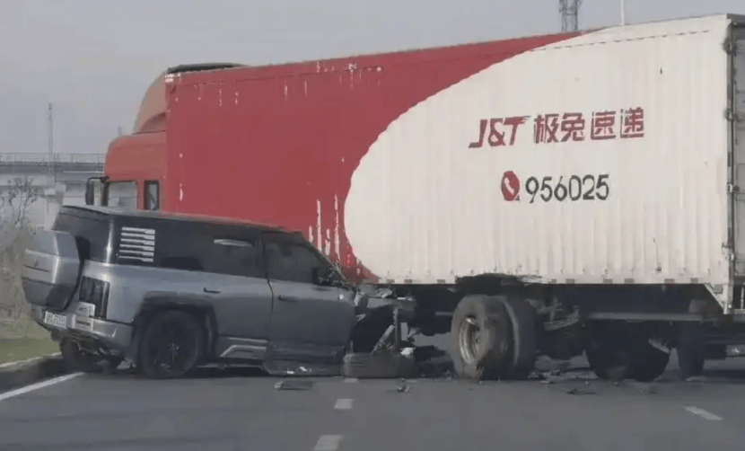 仰望U8“硬抗”泥石流。網友:“安全是最大的豪華”具象化了