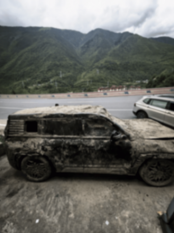 仰望U8“硬抗”泥石流。網友:“安全是最大的豪華”具象化了