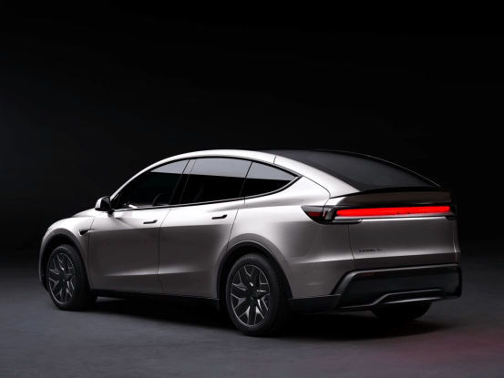 特斯拉Model Y L上市33.9萬起 與理想i8同價位你選誰?