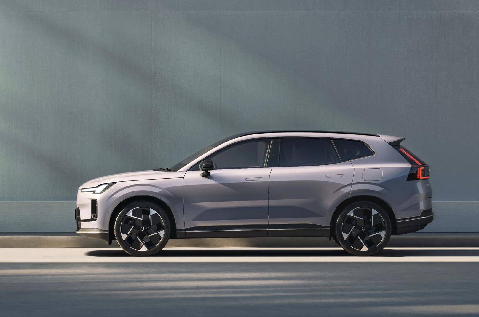 26.99萬(wàn)起!沃爾沃XC70插混SUV上市:擁有1200km綜合續(xù)航