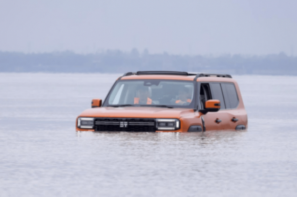 全球首次!皖產(chǎn)車,22分鐘,橫渡長江!