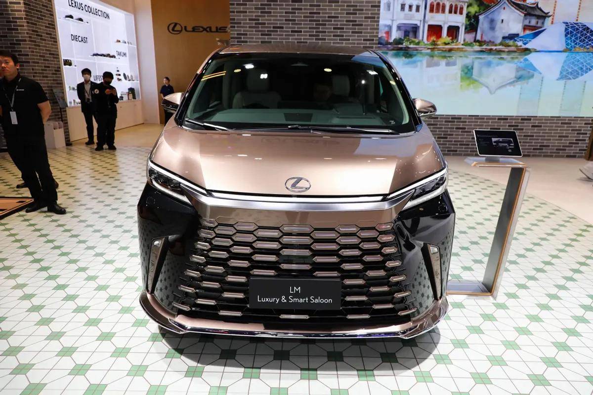 車身超5米!雷克薩斯LM特別版亮相廣州車展,配隔斷屏/雙色車身