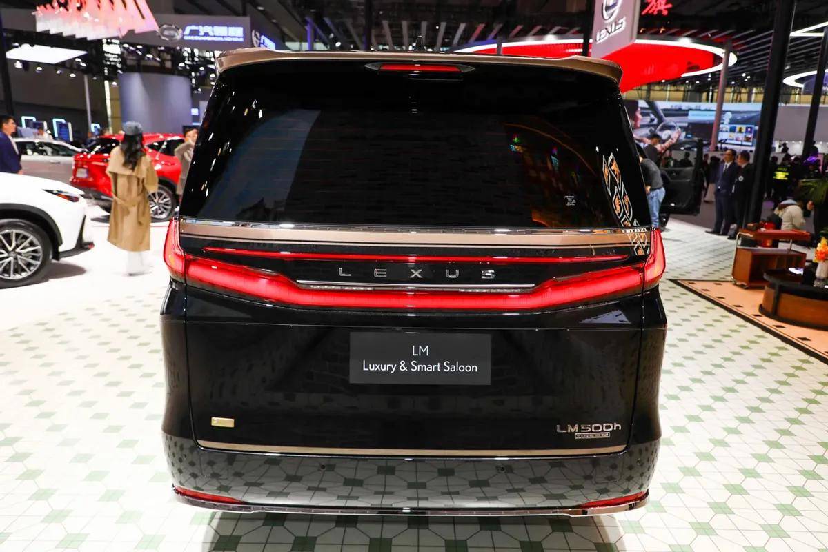車身超5米!雷克薩斯LM特別版亮相廣州車展,配隔斷屏/雙色車身