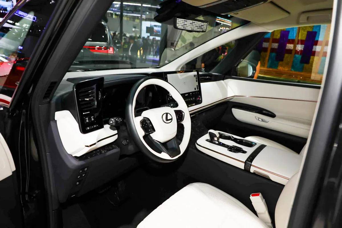 車身超5米!雷克薩斯LM特別版亮相廣州車展,配隔斷屏/雙色車身